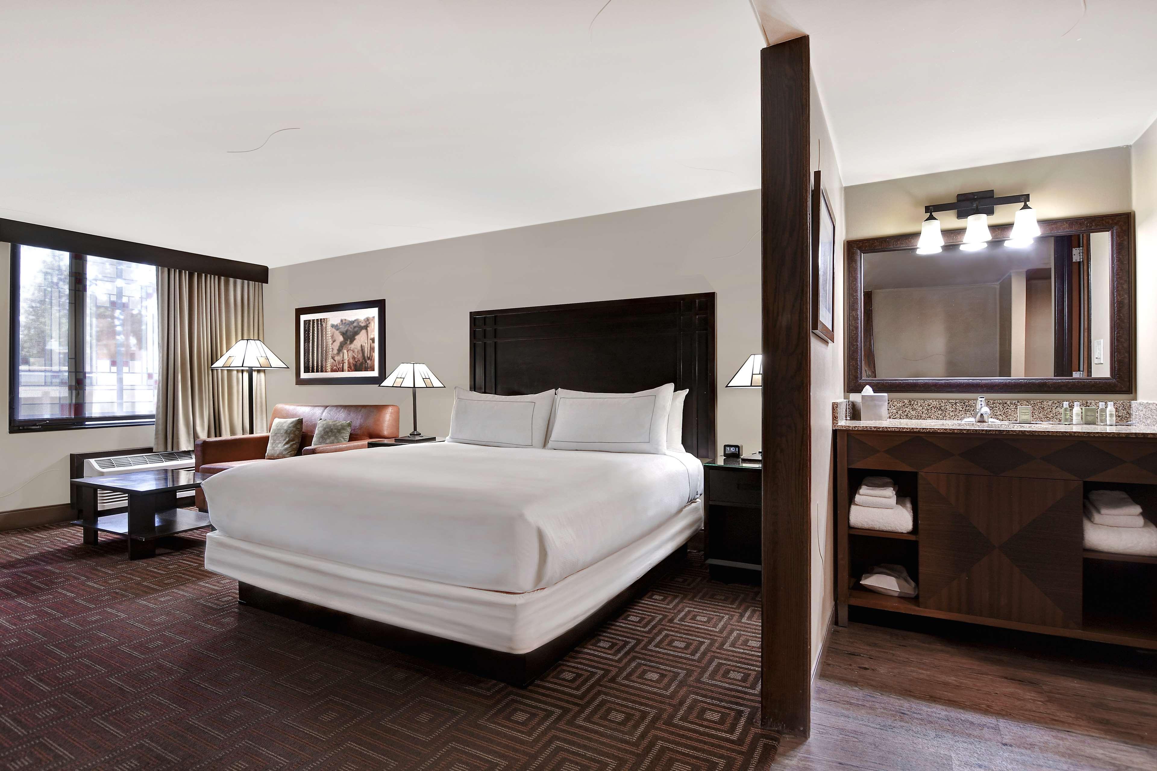 Doubletree By Hilton Phoenix- Tempe Exterior photo